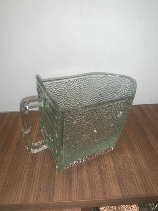 Raft de bucatarie cu pahare de sticla