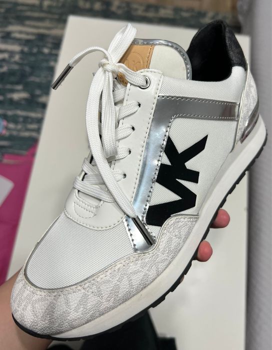 Продам кроссовки