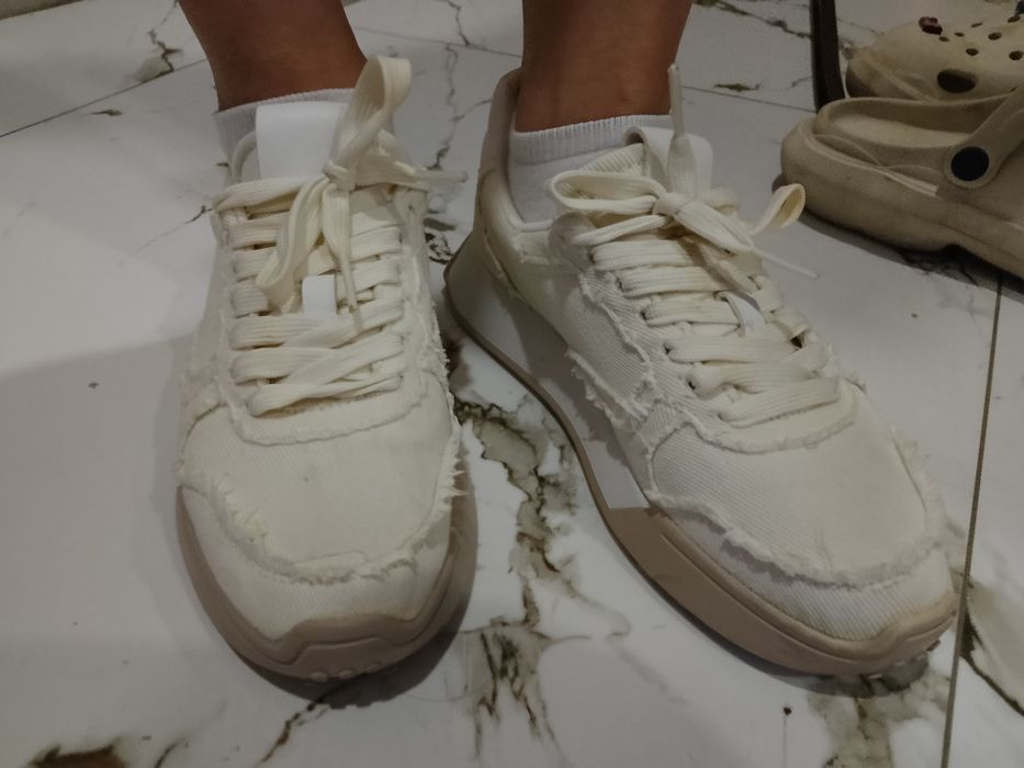 Женские кроссовки