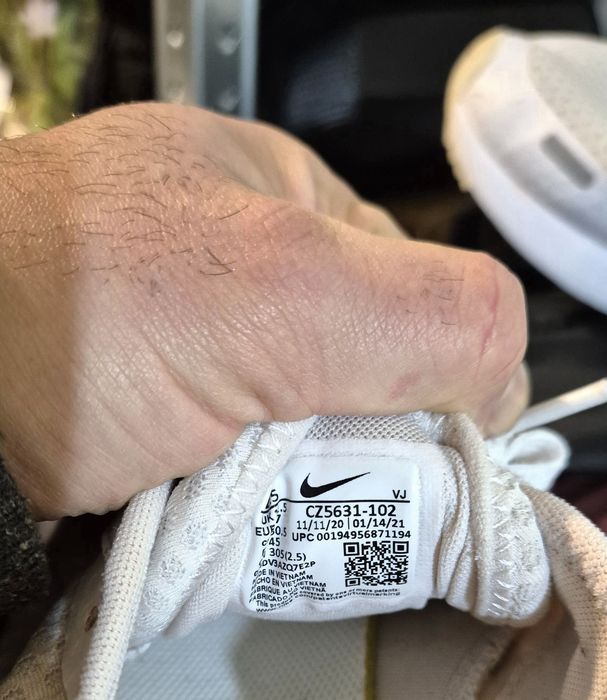 Adidași Nike albi