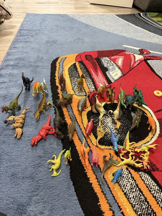 Продаю игрушки динозавров