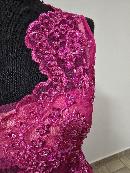 Rochie banchet din dantela brodata, matase si tull, roz zmeura