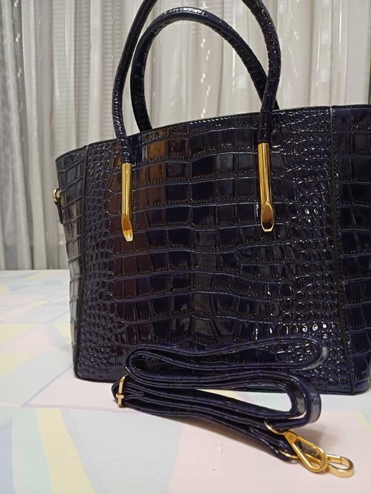 Стилна чанта, изключително красиво индигово синьо,удобно разпределение