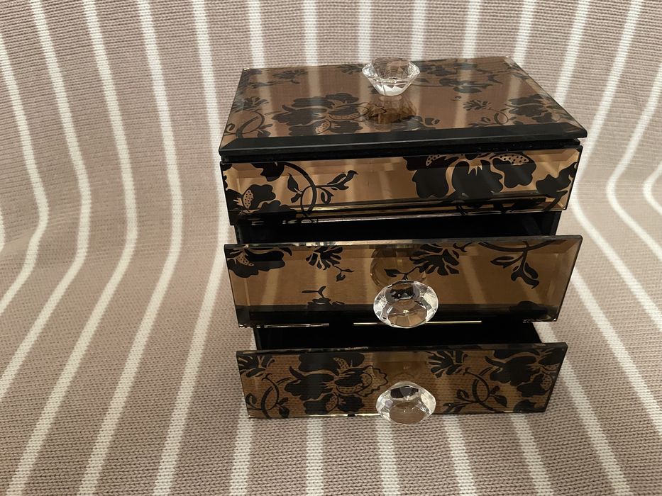 Пюомоция на Стъклена ракла за бижута