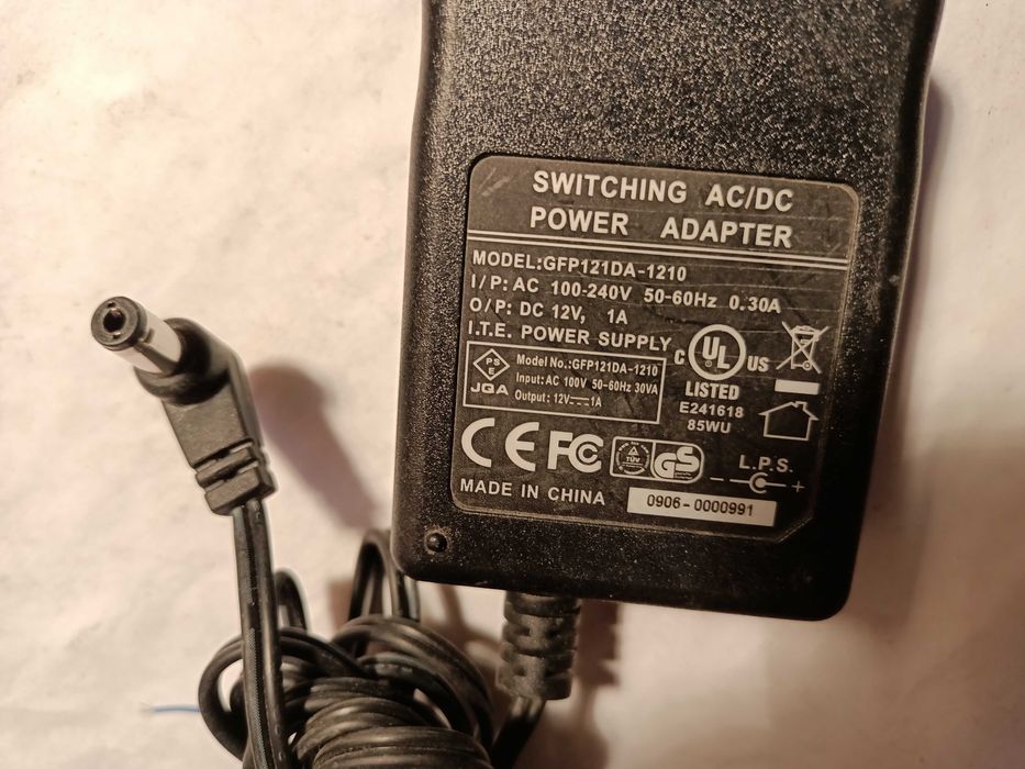 Продам адаптер питания   12V--1A.