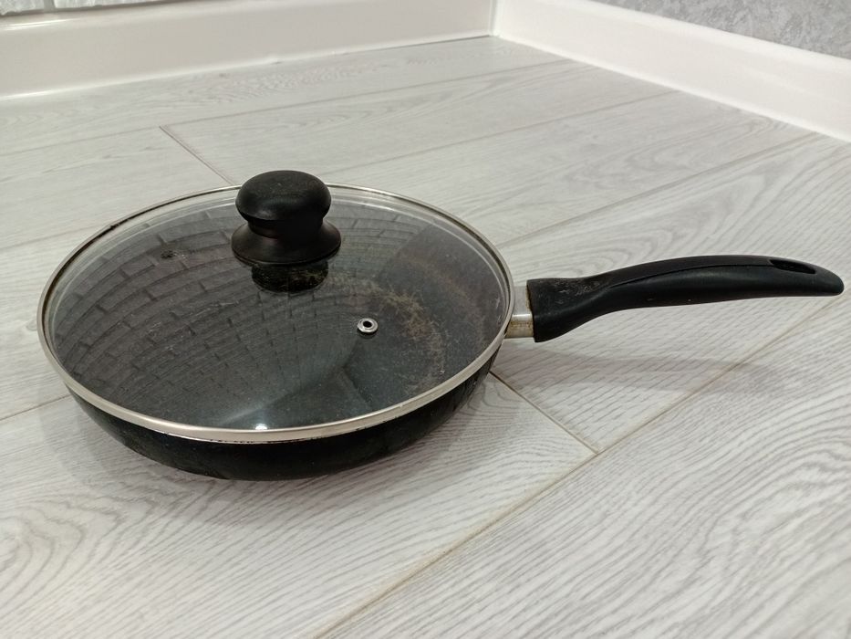 Прожам сковороду с крышкой