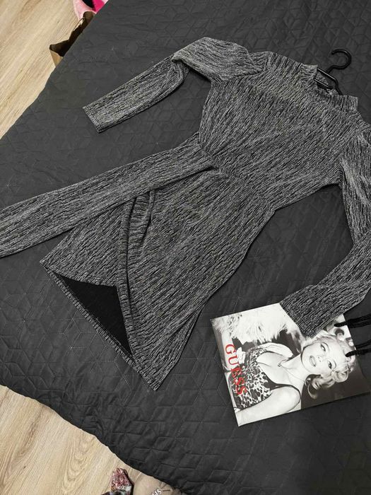 Къса черна рокля