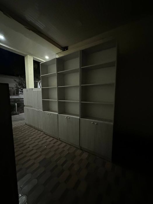 Polkali modulli shkaf sotiladi. Holati yaxshi. Kitob, hujjat, o‘quv qu
