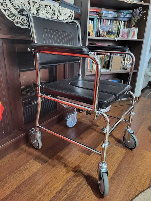 Scaun tip toaleta WC de camera cu rotile