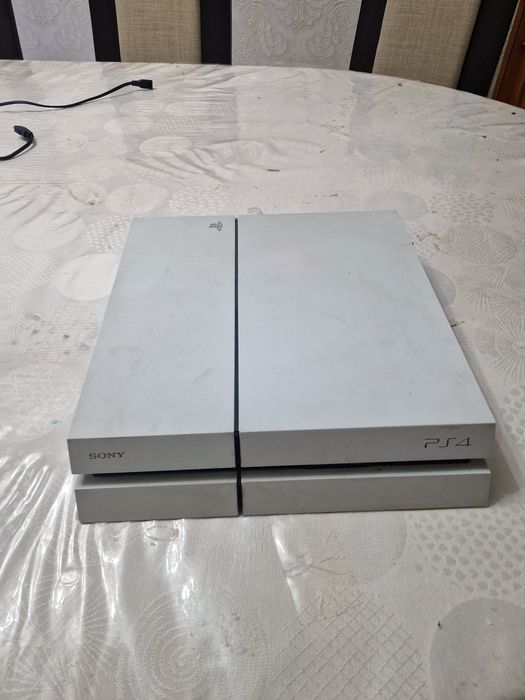 Продаю Sony Playstation 4