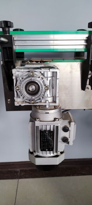 Этикетка Ускунаси - Etiketka yopishtiruvchi