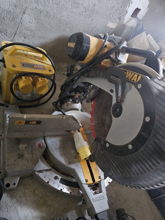 Scule electrice profesionale DeWalt si Makita ,fierastrau circular 305