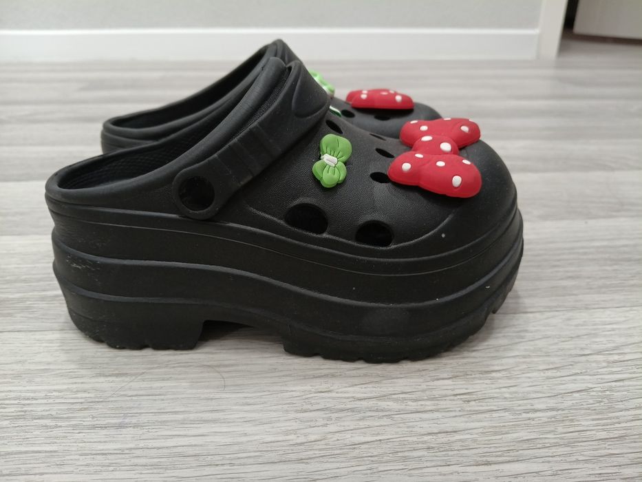 Кроксы черные срочно