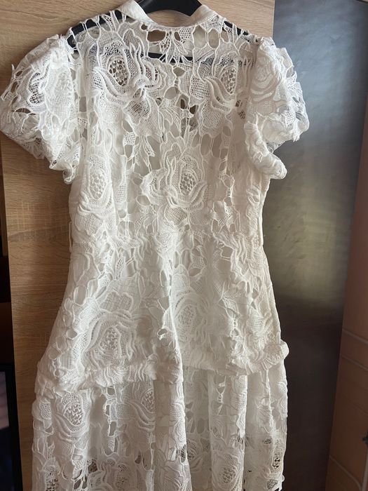 Бяла дантелена рокля