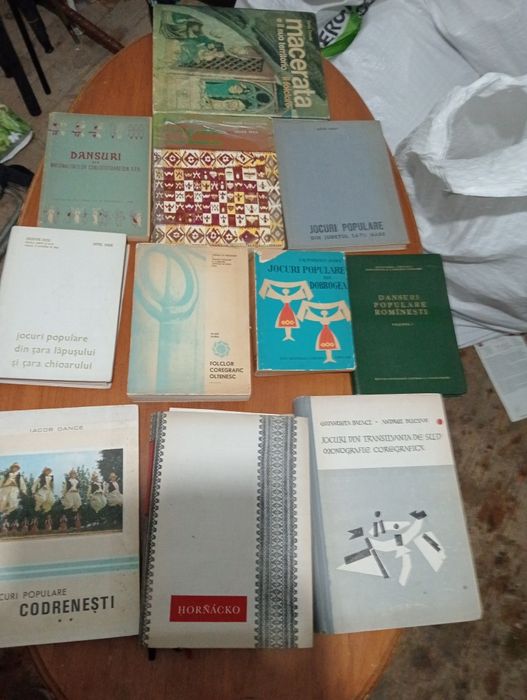Vând Carti colecție dansuri populare din diferite regiuni ale țării