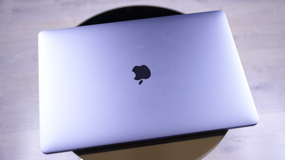 MacBook Pro 15” i7 6-core / 16GB / Radeon 560X – Laptop PRO pentru editare (rapid & stabil)