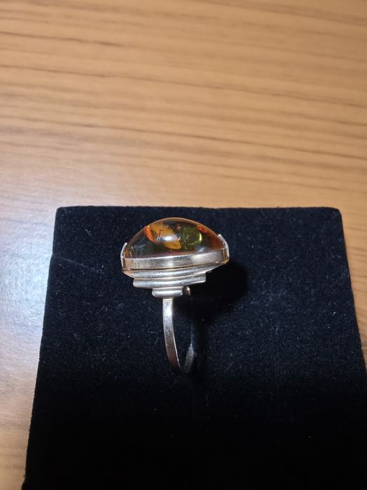Продаю  золотой перстень  с  янтарём