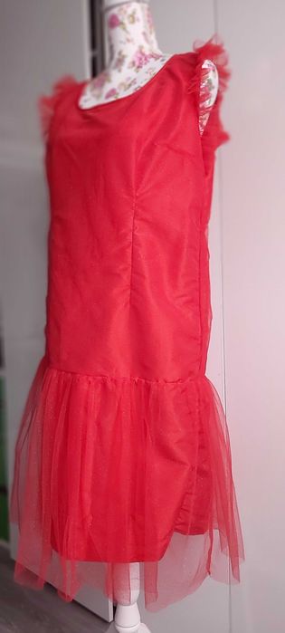 Vând rochii marimea M L XL și pe comandă.