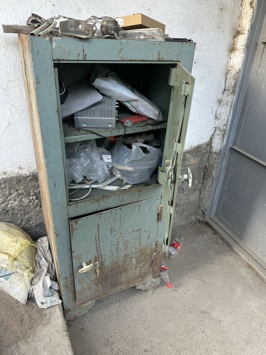 Seyf sotiladi xolati yaxshi