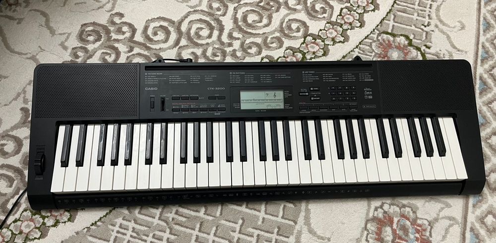 Синтезатор Casio.