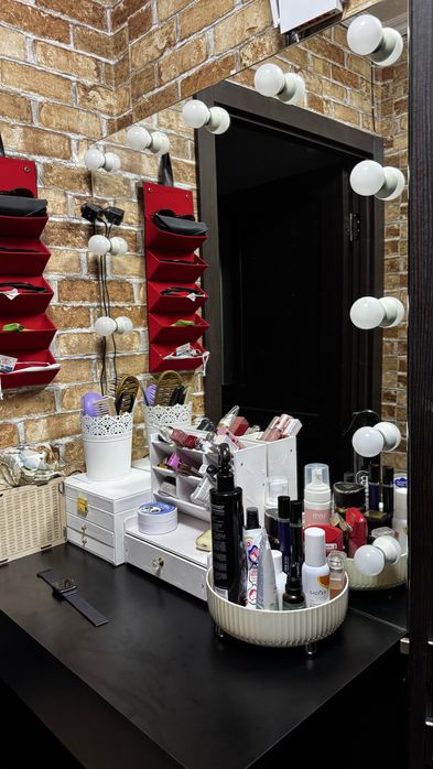 Стол зеркало с лампочками