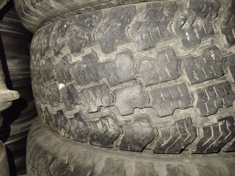 Продам комплект 31 шин