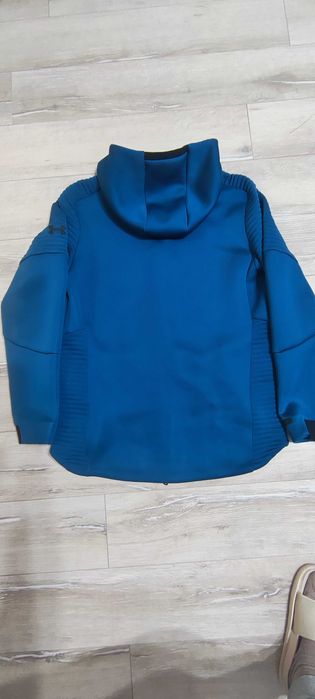 Продавам зимен суитчър с качулка Under Armour -  размер XL