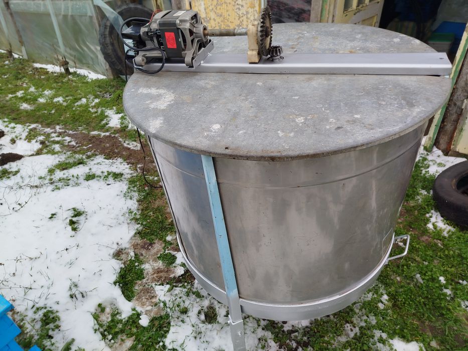 Центрофуга за вадене на мед