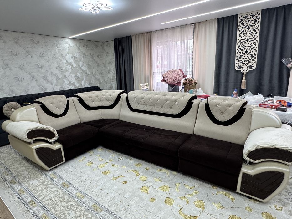 Диван 4метровый.