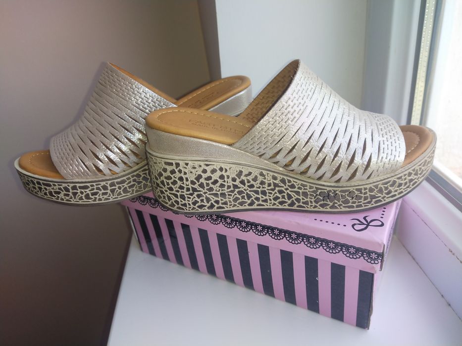 Продам кожанные босоножки