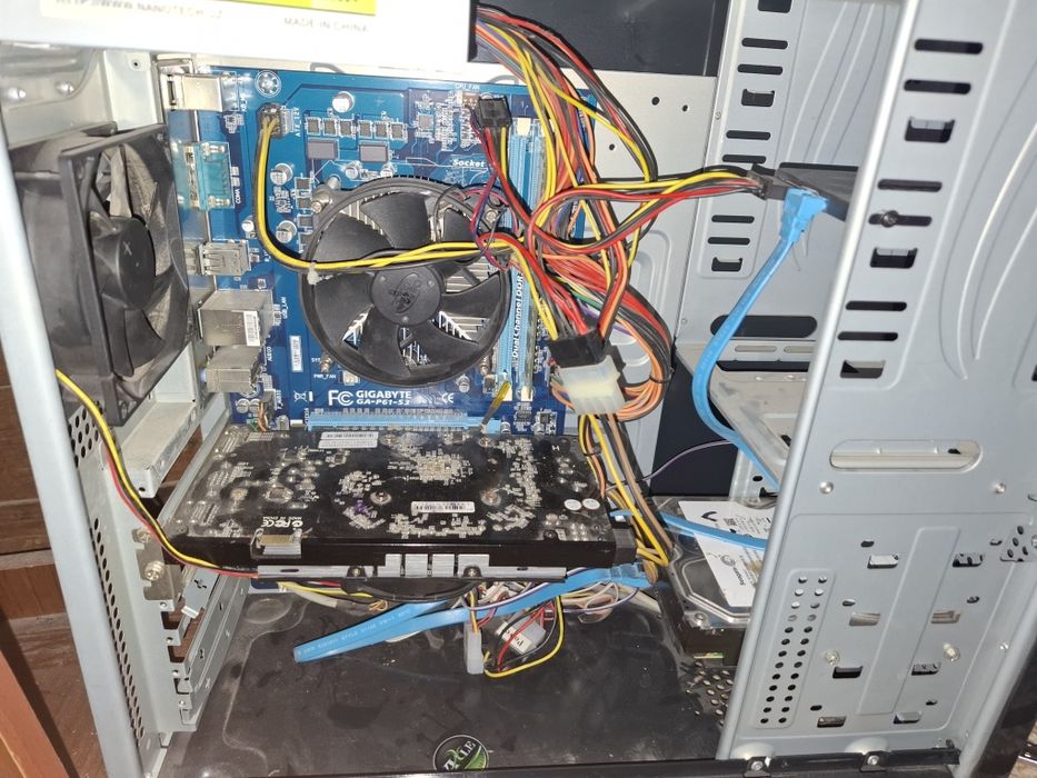 Kompyter sotiladi arzon hammasini komplekt stol qoshilmaydi