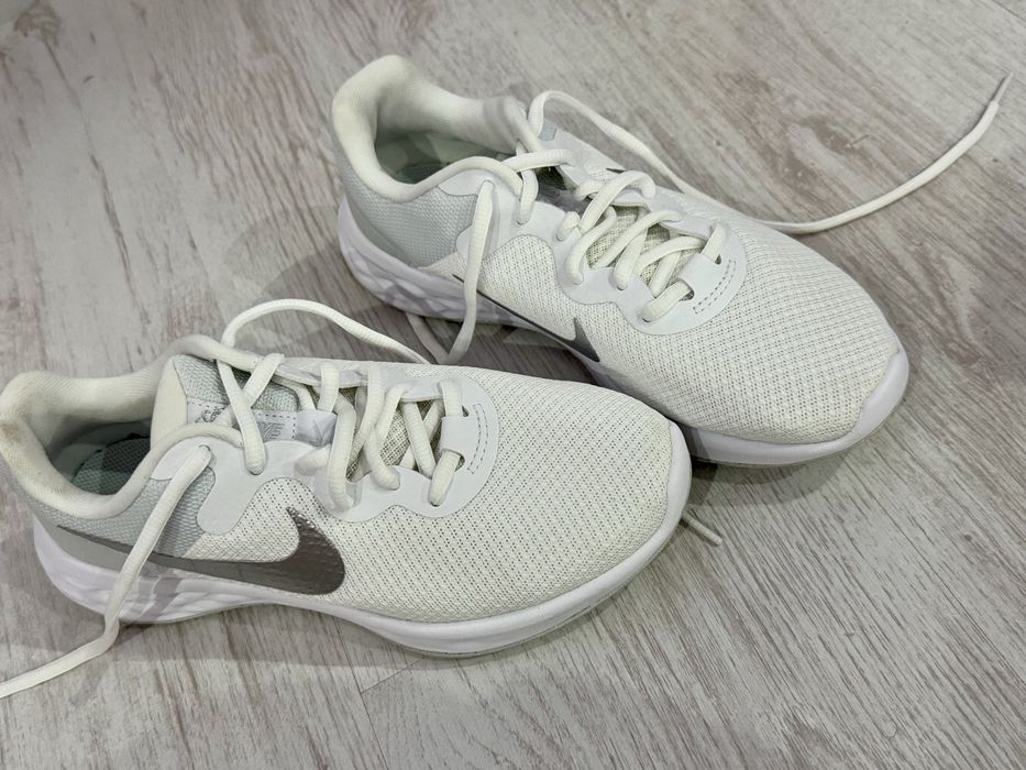 Бели Nike маратонки