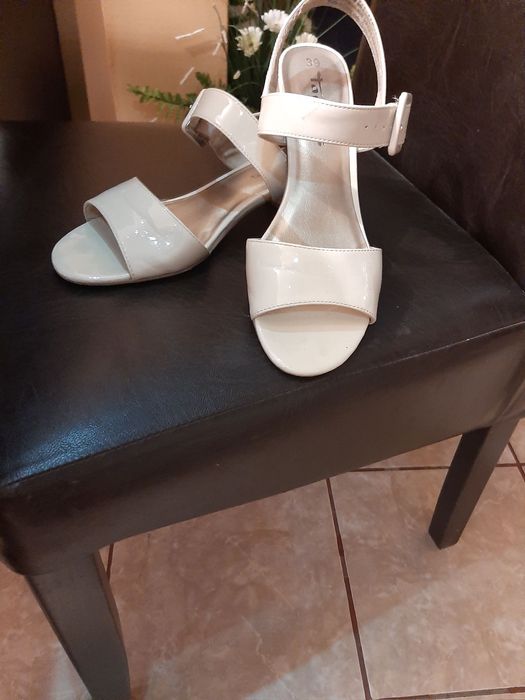 Sandale din piele lacuita