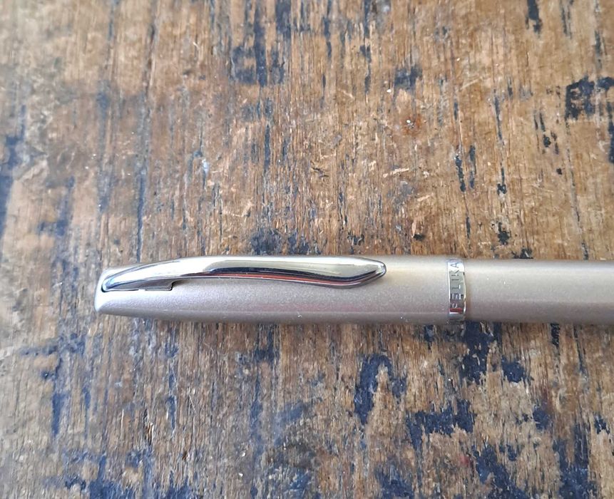 писалка Пеликан Pelikan бежова и сребрист метал в кутия