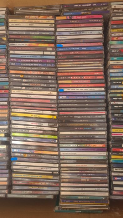 CD, DVD ,casete videoa și audio.