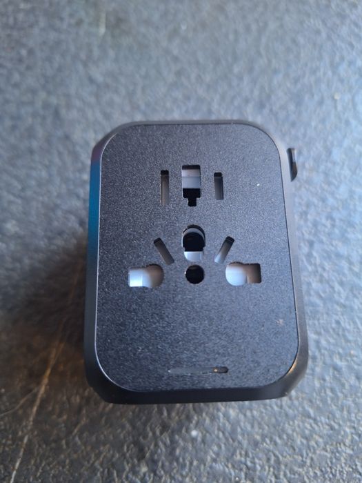 Универсално зарядно устржйство