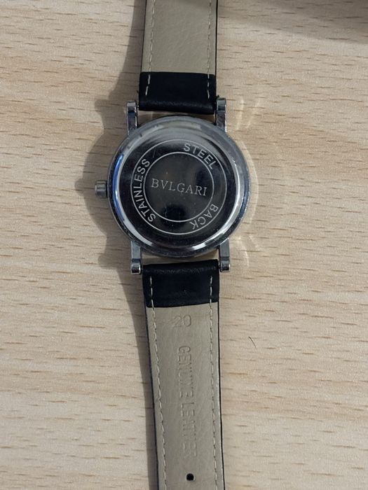 Часовник сребрист с черна каишка