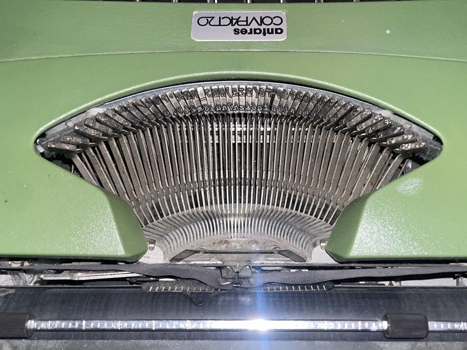 Masina de scris Antares Compact20, cu litere cursive (model rar)