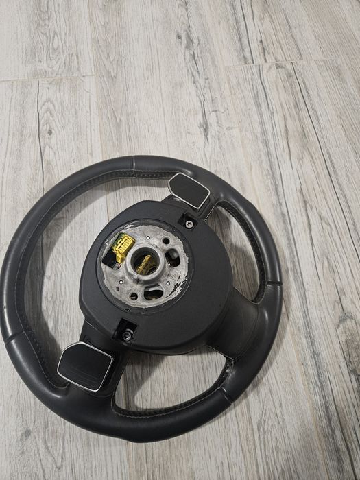 Vând  volan audi s5 cu padele se potrivește pe mai multe modele a4,a6.