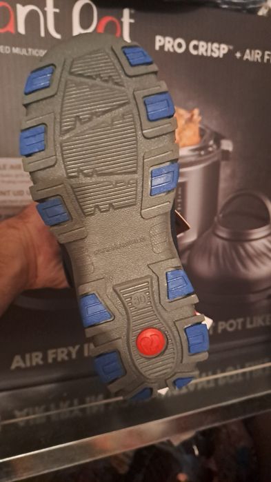 Продавам детски ботуши.  НовИ