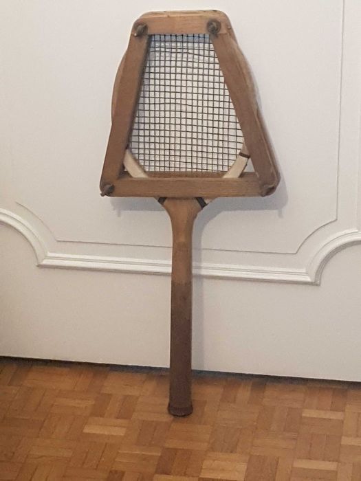 Старинна дървена тенис ракета