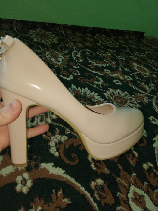 Tufli sotiladi 2 3 marta kiyilgan holos holati juda yaxshi  yangidek