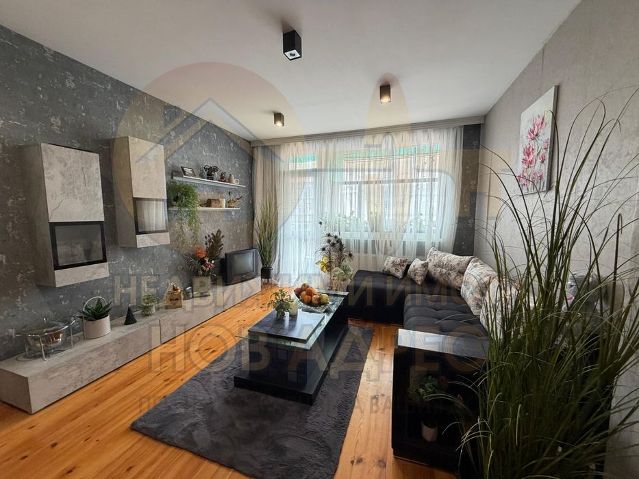 Многостаен Тухлен Апартамент с Гараж ,Газифициран и Обзаведен ,Център