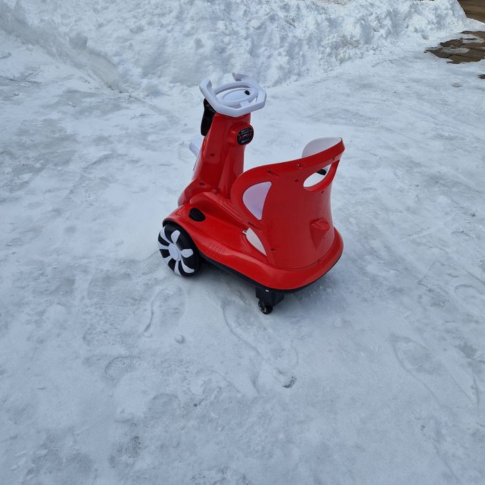 Красная детская машинка