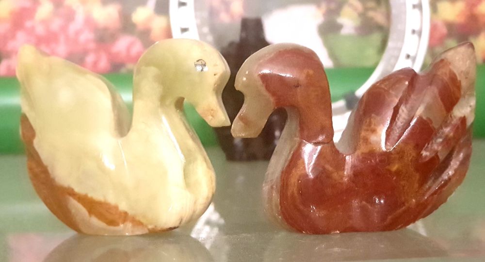 Пара лебедей из нефрита