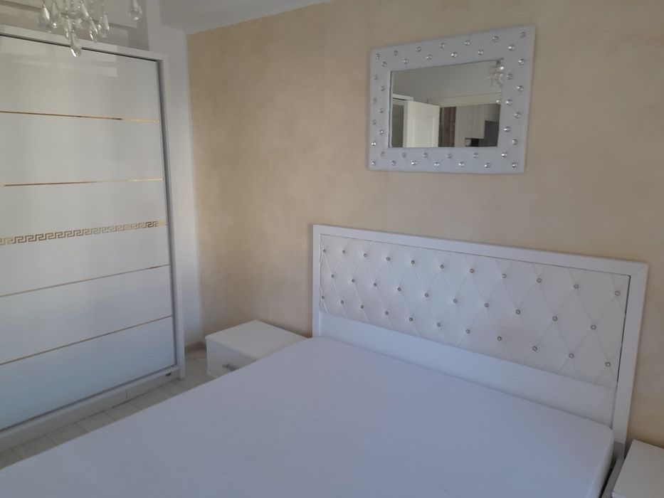 închiriez apartament