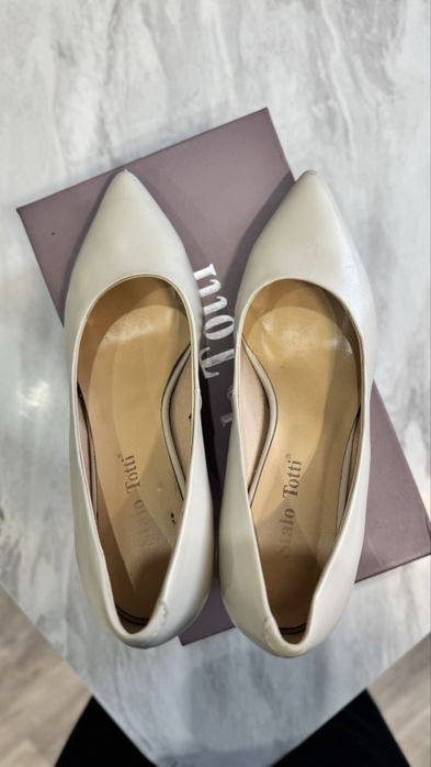 Туфли светлые на удобном каблуке