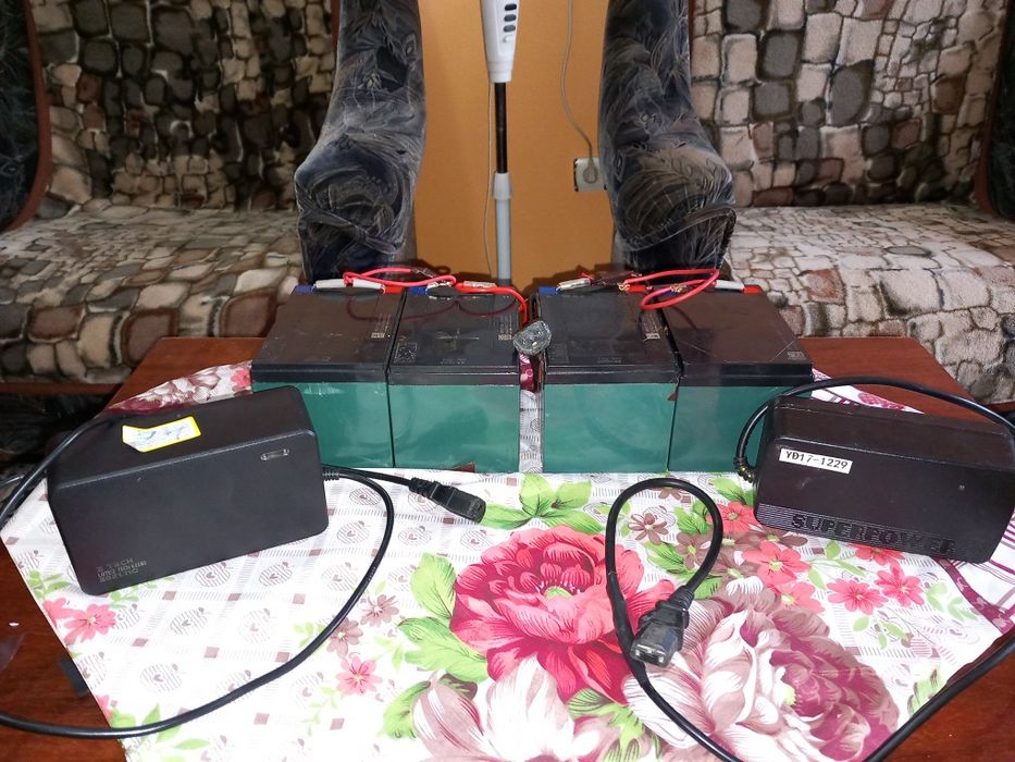 Doru vind acumulatori și 2 încărcătoare unul de 36v și de 48v