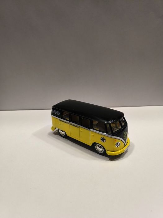 Миниатюрный Volkswagen T1 в ярком жёлто-чёрном цвете для коллекции!