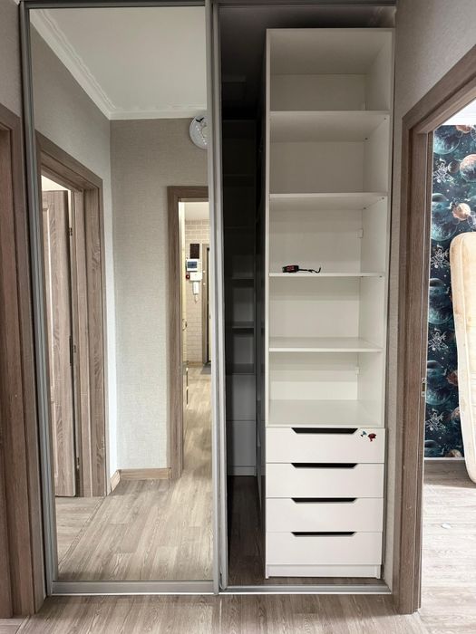 Гардероб полностью с дверями и полками